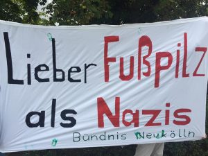 Banner "Lieber Fußpilz als Nazis"